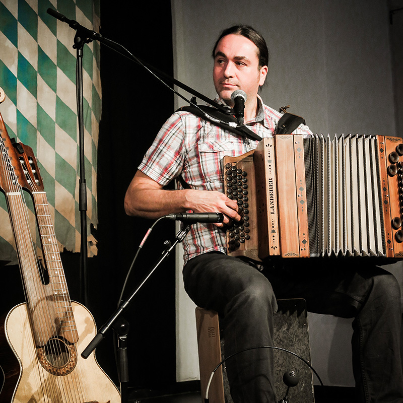 Martin Regnat Musizieren mit Gitarre und Harmonika