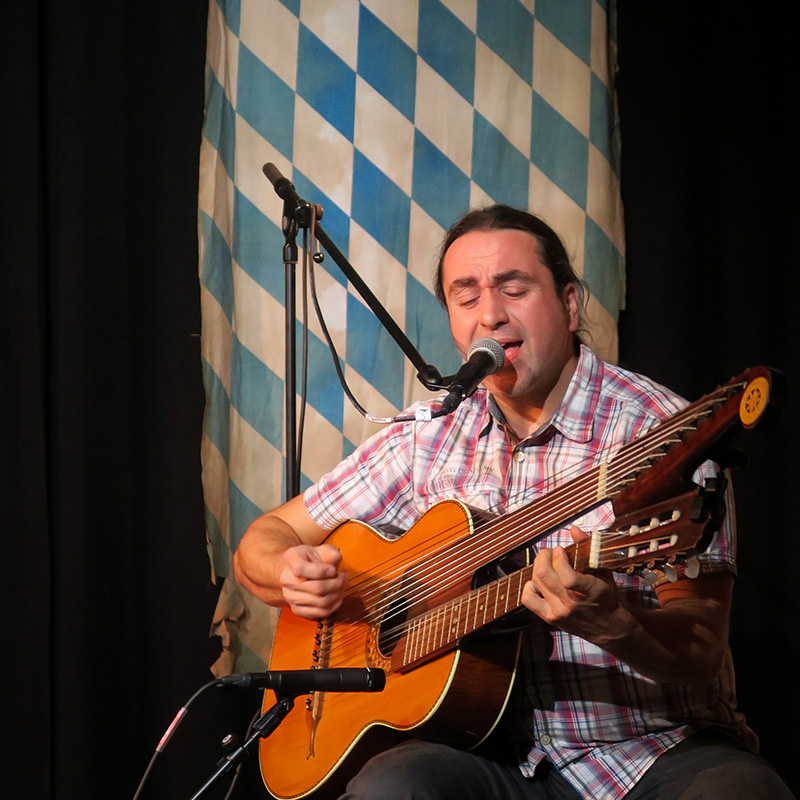 Martin-Regnat-Auftritt-Gitarre-mit-Gesang
