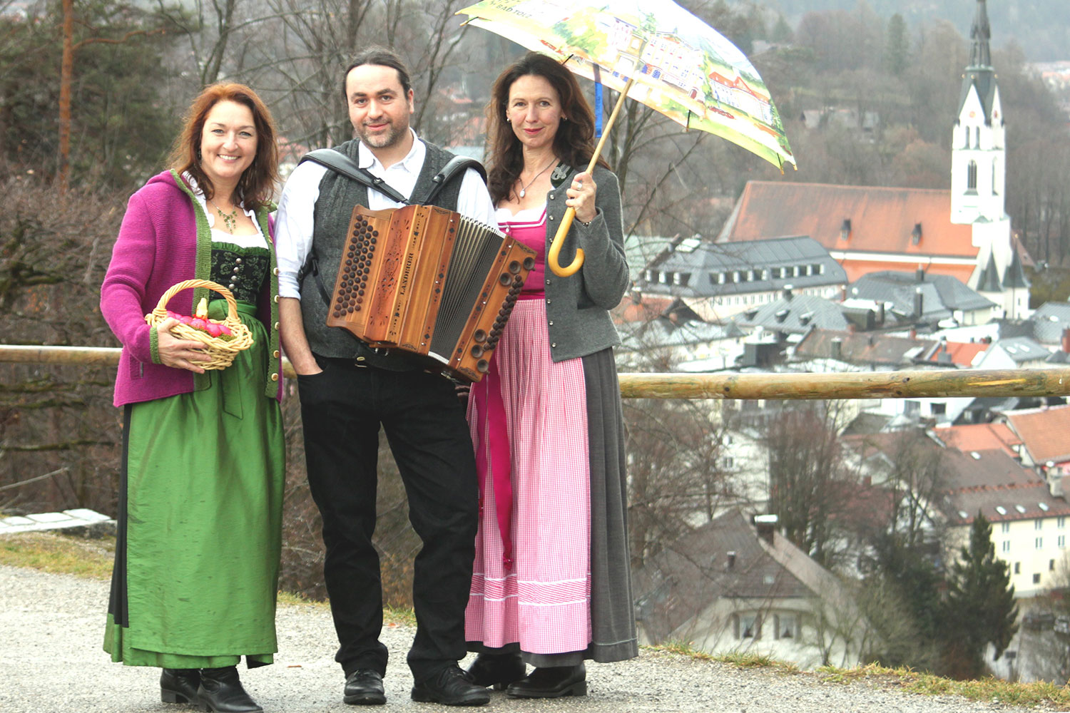 Martin-Regnat-Besetzung-Toelzer-Stadtspaziergang-mit-Angelika-Schmidt-und-Ursula-Weber