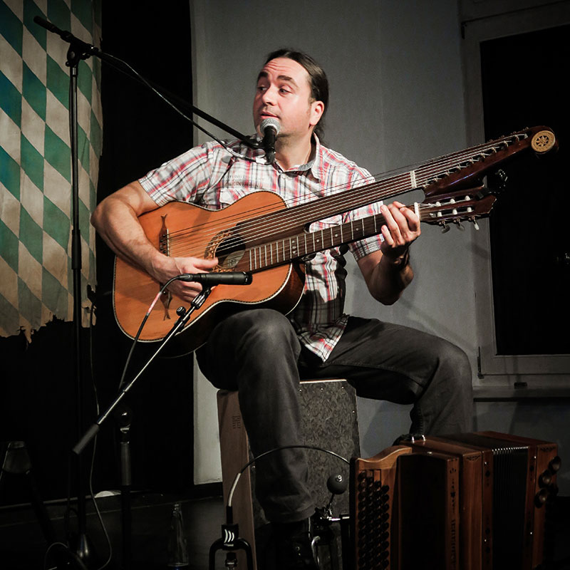 Martin-Regnat-Porträt-Auftritt-mit-Gitarre