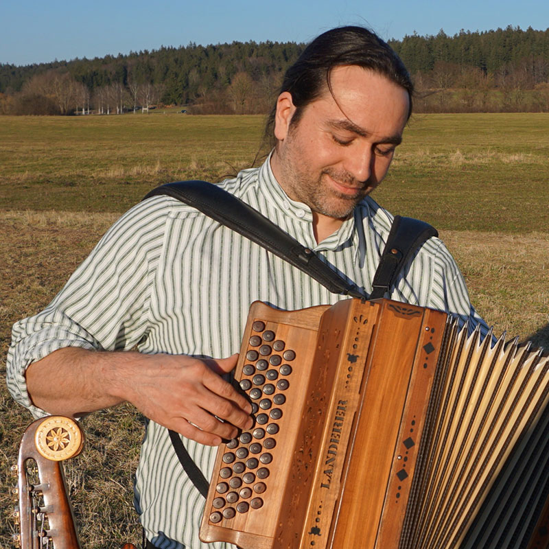 Martin-Regnat-Porträt-Martin-an-der-Harmonika